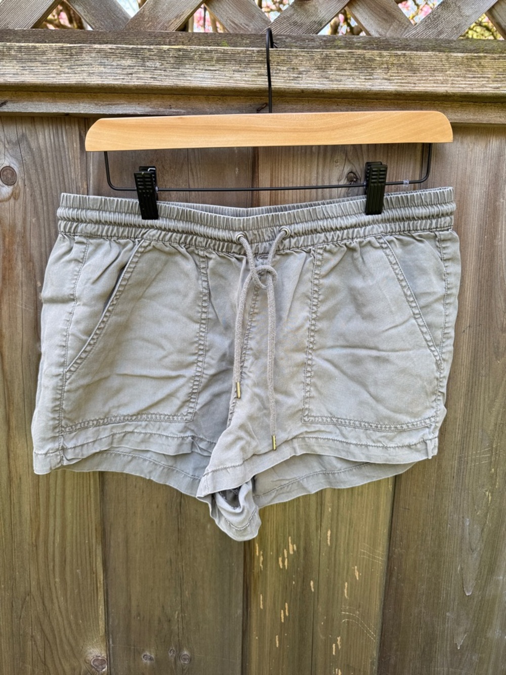 Divided Women's Drawstring Elastic Waist Shorts in Light Olive